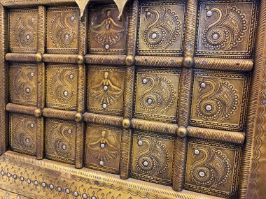  Karmaşık desen işlemeli pirinç sandık ve kareli form