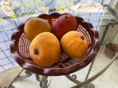 Lush ve Sulu: Doğal Fiber Sepette Mango