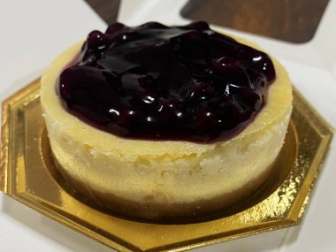 Altıgen tahtada mavi çilekli kek.