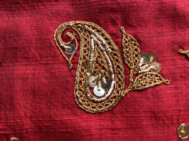 Karmaşık marodi el işlemeli şal desenli motif kırmızı ham ipek üzerine