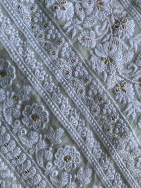 Georgette kumaşında altın iplikle karışık çok beyaz iplik çiçekli kenar