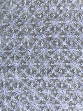 Gürcistan kumaşı üzerinde karmaşık geometrik beyaz iplik işlemeli kareli tasarım