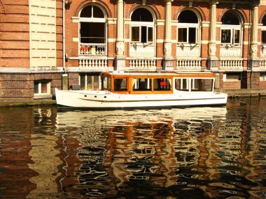 Özel tekne, Amsterdam 'daki en küçük otantik kanal teknesidir. Şehrin ünlü su yollarında samimi ve kişiselleştirilmiş bir deneyim sunar..