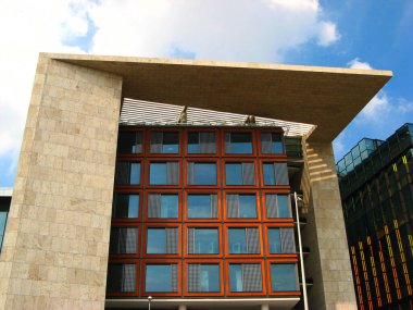 Amsterdam merkez kütüphanesinin cam pencerelerinin kapatılması 