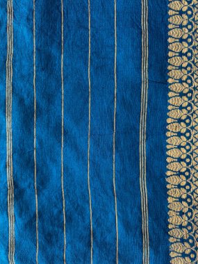 Zarif gümüş dikey çizgiler, 5 santimlik aralıklarla dokunmuş, lüks mavi ipek kumaşı süslüyor..