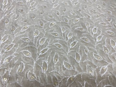 Karmaşık, bembeyaz, işlemeli, beyaz Georgette kumaşına işlemeli, pürüzsüz yapraklar. Bu zarif ve narin bir yaratıştır..