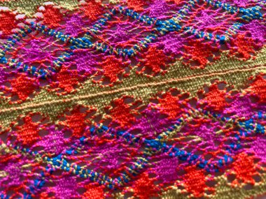 Hassas iç içe geçmiş şekiller çarpıcı, simetrik bir tasarım yaratarak kumaşın kenarlarına canlı ve sanatsal bir dokunuş ekliyor..