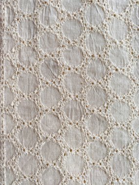 bej Hakoba pamuk kumaşı ince, pürüzsüz dairesel çiçek desenini narin bir geometrik dizaynda gösterir, yumuşak, dokulu bir cazibe ekler..