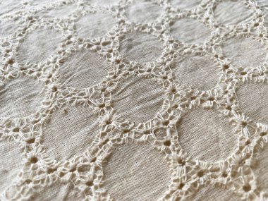 Bej Hakoba pamuk kumaşının kapağı hassas geometrik tasarım içinde ince, pürüzsüz bir dairesel desen sergiler, yumuşak, dokulu bir cazibe ekler.