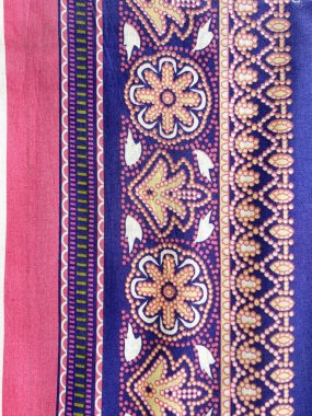 Karmaşık renkli geometrik çiçek kenarı mor pamuk kumaşa dijital olarak basılmış