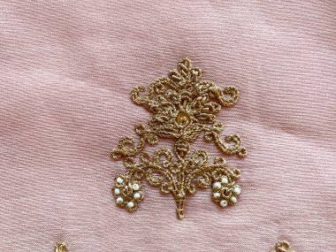 Karmaşık geleneksel el marodisi işlemeli çiçekli altın iplik butta