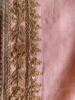 Şeftali rengi ipek Chander kumaşına işlenmiş karmaşık el marodi işlemesi.