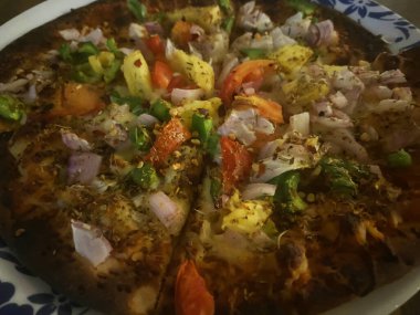  İnce hamurlu ananaslı pizzanın yakın görüntüsü