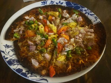  İnce hamurlu ananaslı pizza, hafif ve çıtır çıtır bir kabuğun üzerinde kaynayan altın peyniri ortaya çıkarıyor. Lezzetli ananas parçaları ve tuzlu malzemeler, canlı bir C patlaması ekler.