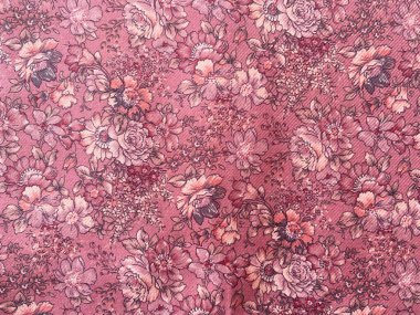 Zarif doğulu pembe kumaş. Karmaşık çiçek desenleri içeriyor. Zarafetle yumuşak dokuyu harmanlıyor..