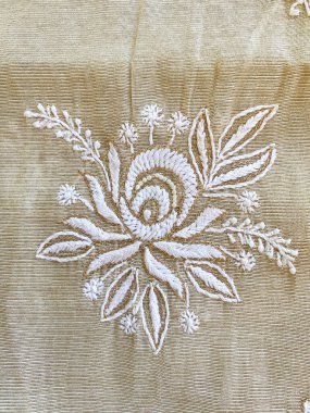 Karmaşık çiçek desenli, bembeyaz işlemeli altın dokuma kumaş.. 