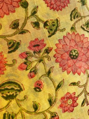 Babür 'den esinlenilmiş çiçek deseninin kapağı yumuşak sarı Chanderili kumaşı sergiler.