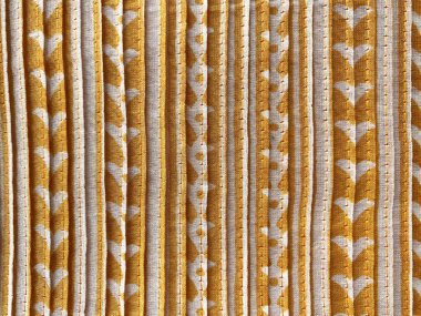  Sarı ipek kumaş üzerinde modern ve geleneksel estetiği kusursuz bir şekilde harmanlayan kalın geometrik dikey blok baskılı beyaz tasarım.