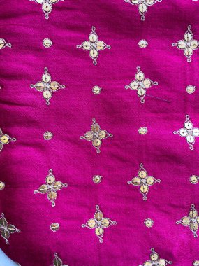 Marodi, Tikki ile geometrik desenli nakış, doku ve geleneğin çarpıcı bir karışımını yaratır..