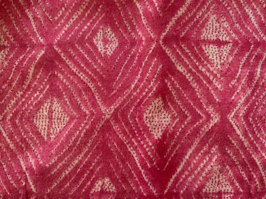  Çarpıcı bir Shibori deseni. Geleneksel direnç boyamayla yaratılan tekrar eden elmas şekilleri sergiliyor..