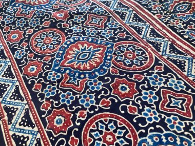 Zarif bir Ajrakh blok baskılı sınır. Karmaşık geometrik desenler içeriyor, zengin işçilik sergiliyor..