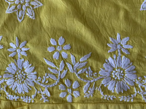 Sarı ipek Chander kumaşına işlemeli beyaz iplik el.