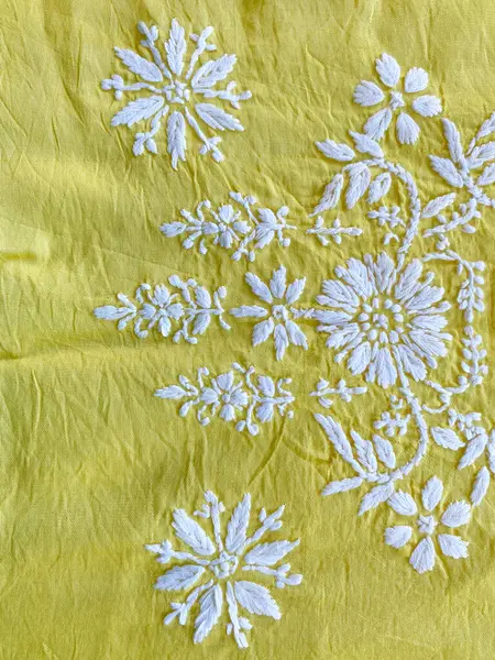 Sarı ipek Chander kumaşına işlemeli beyaz iplik el.