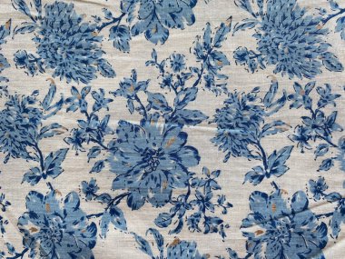 Bu krem pamuk kumaş, gökyüzü mavisi renginde doğuya özgü bir çiçek motifi sergiliyor. Yumuşak, rahatlatıcı renk paletiyle incelikli bir zarafet sunuyor..