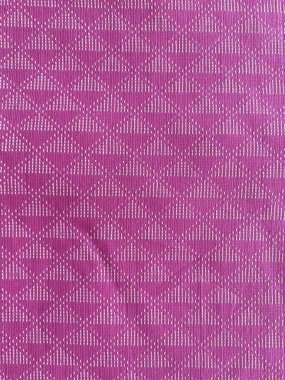 Soluk beyaz köşegen desenlerle örülmüş bu pembe pamuk kumaş zarafetle basitliği harmanlıyor..