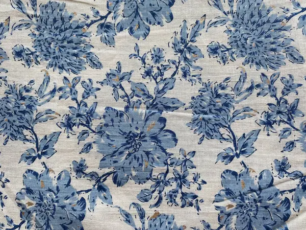 Bu krem pamuk kumaş, gökyüzü mavisi renginde doğuya özgü bir çiçek motifi sergiliyor. Yumuşak, rahatlatıcı renk paletiyle incelikli bir zarafet sunuyor..