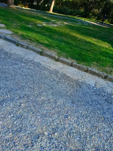 Farklı boyutlarda ezilmiş taşlardan yapılmış bir bahçe yolu kırsal ve organik bir cazibe yaratır..