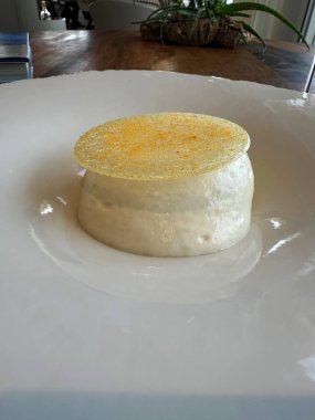 le flottante, yumuşak, kadife vanilyalı muhallebi üzerinde yüzen havadar haşlanmış kremadan yapılmış rafine bir Fransız tatlısıdır.. 