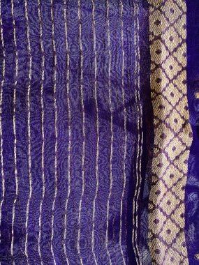 Eşit uzaklıkta altın dokuma çizgileri ve dokuma kenarlarıyla süslenmiş bir kraliyet mor ipek dupatta.