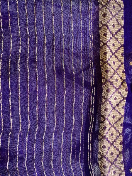 Eşit uzaklıkta altın dokuma çizgileri ve dokuma kenarlarıyla süslenmiş bir kraliyet mor ipek dupatta.