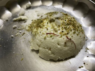 Geleneksel kesar pista dondurması, safran iplikçikleri ve ince doğranmış şam fıstıklarıyla bezenmiş zengin, kremalı dokusunu gözler önüne seriyor.. 