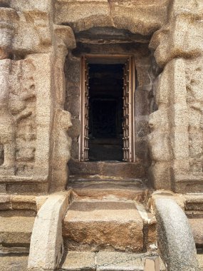 Mahabalipuram 'daki Shore Temple, Tamil Nadu, Pallava mimarisinin bir vasiyeti olarak duran muhteşem bir 8. yüzyıl granit anıtıdır..