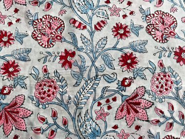 Ayrıntılı bir görüntü, kumaşın üzerindeki Babür çiçek deseninin zarafetini yansıtıyor..