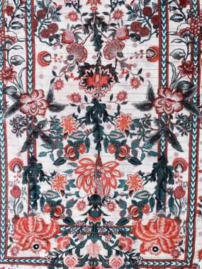 Yumuşak portakallı ve dilsiz gri renkli narin bir Babür çiçek deseni zarif bir şekilde pembe pamuk kumaşı süslüyor geleneksel sanatsal ve ebedi zarafeti sergiliyor..