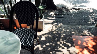 Dışarıdaki restoranda boş tahta sandalyeli güneş ışığı. 