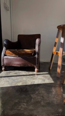 Büyük pencereli bir kafede ahşap sandalyeler ve masa, Kafe Sandalyesi