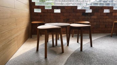 Büyük pencereli bir kafede ahşap sandalyeler ve masa, Kafe Sandalyesi