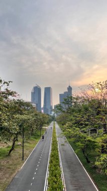 Öğleden sonra şehir parkı manzaralı güneş ışığı, Bangkok 