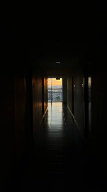 Modern bir binanın içinde.