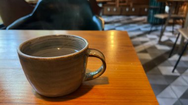 Tahta masada bir fincan çay.