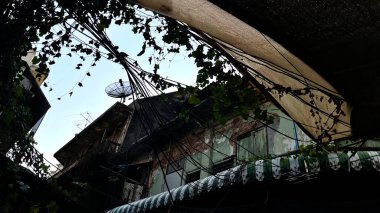 Şehirdeki eski terk edilmiş fabrika binası.