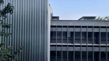 Şehirde eski bina cephesi