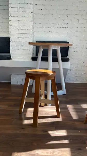 Büyük pencereli bir kafede ahşap sandalyeler ve masa, Kafe Sandalyesi