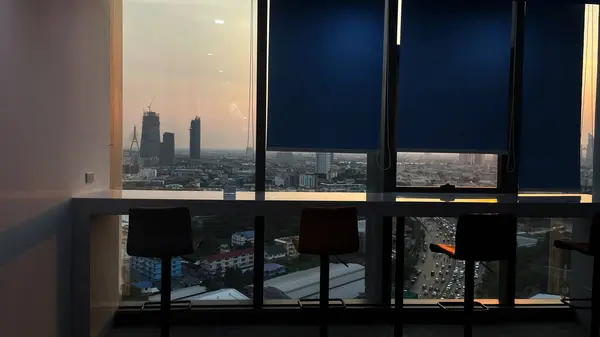 Geniş pencereli günışığı manzaralı modern bir ofis. 