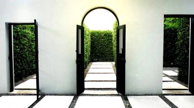 Boş duvarlı Kemer Kapısı, Kapılı Işık