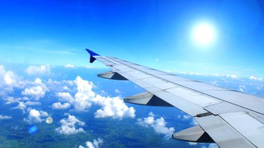 Bulutlu mavi gökyüzünde uçak kanadı
